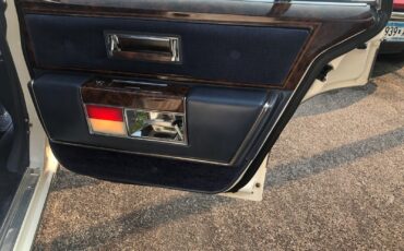 Oldsmobile-Ninety-Eight-1983-Sedan-18
