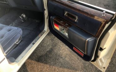 Oldsmobile-Ninety-Eight-1983-Sedan-19
