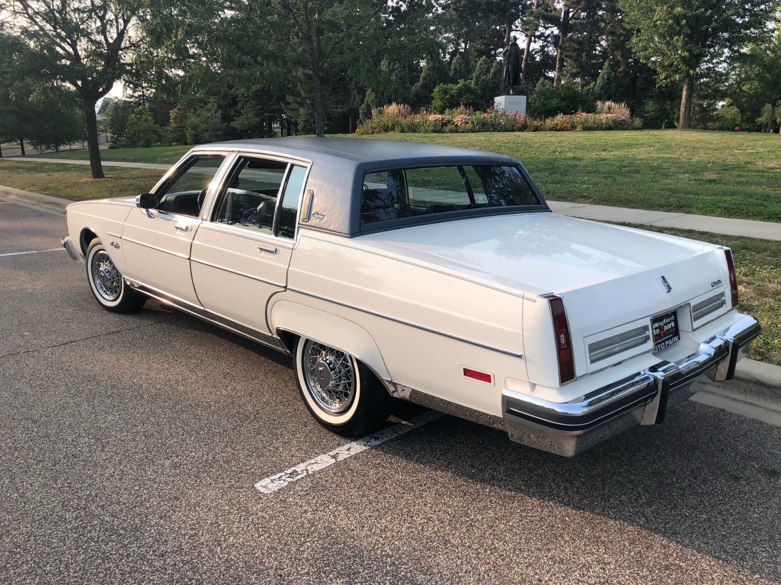Oldsmobile-Ninety-Eight-1983-Sedan-2