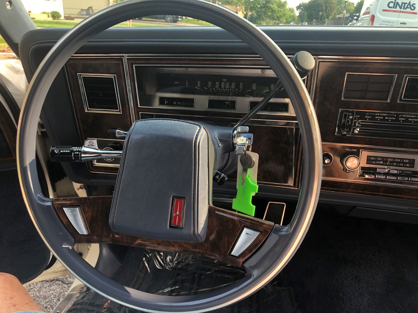 Oldsmobile-Ninety-Eight-1983-Sedan-22