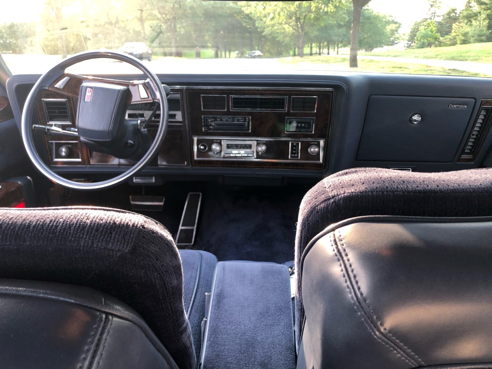Oldsmobile-Ninety-Eight-1983-Sedan-24