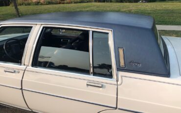 Oldsmobile-Ninety-Eight-1983-Sedan-29