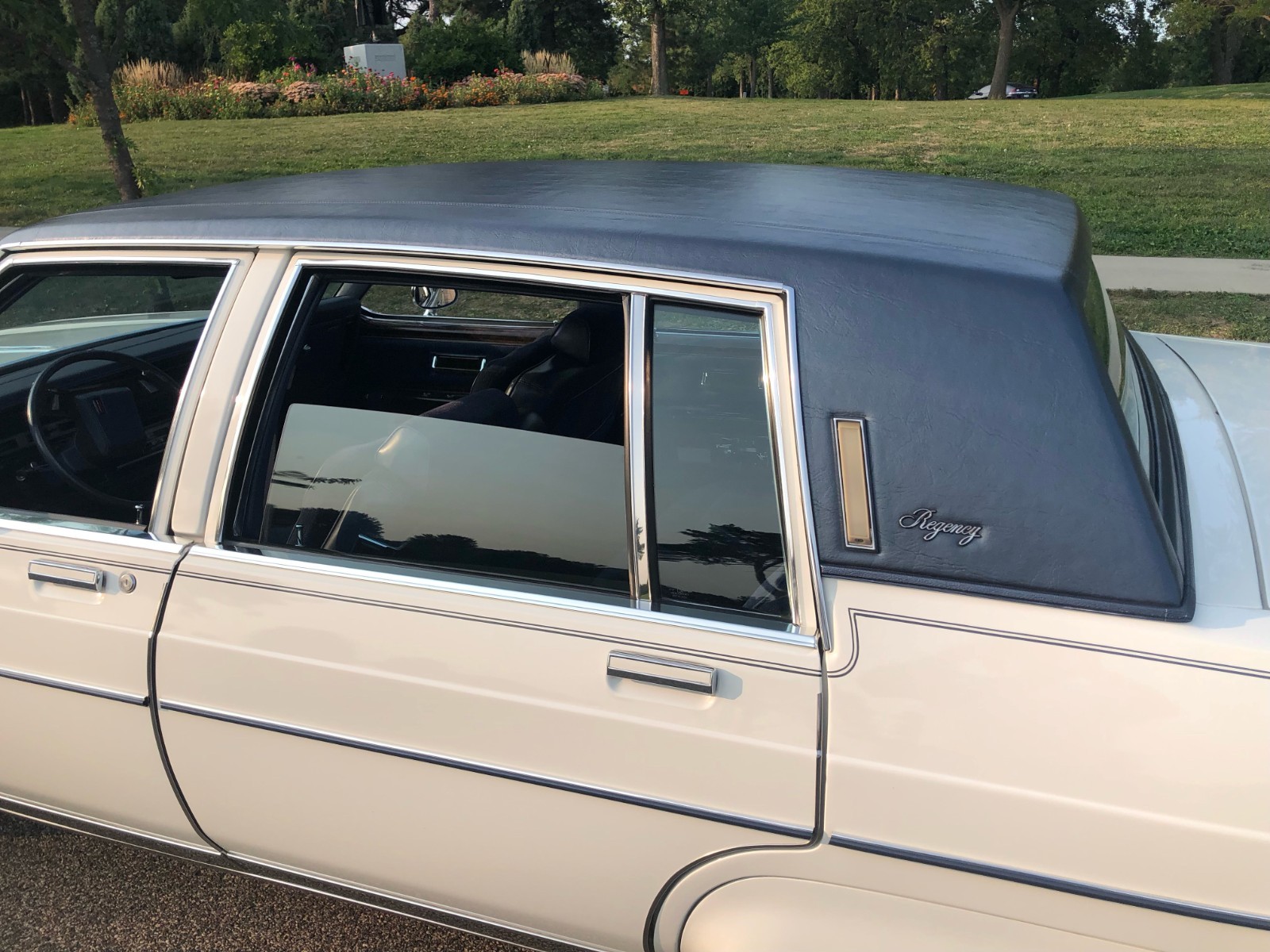 Oldsmobile-Ninety-Eight-1983-Sedan-29