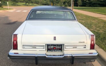 Oldsmobile-Ninety-Eight-1983-Sedan-3