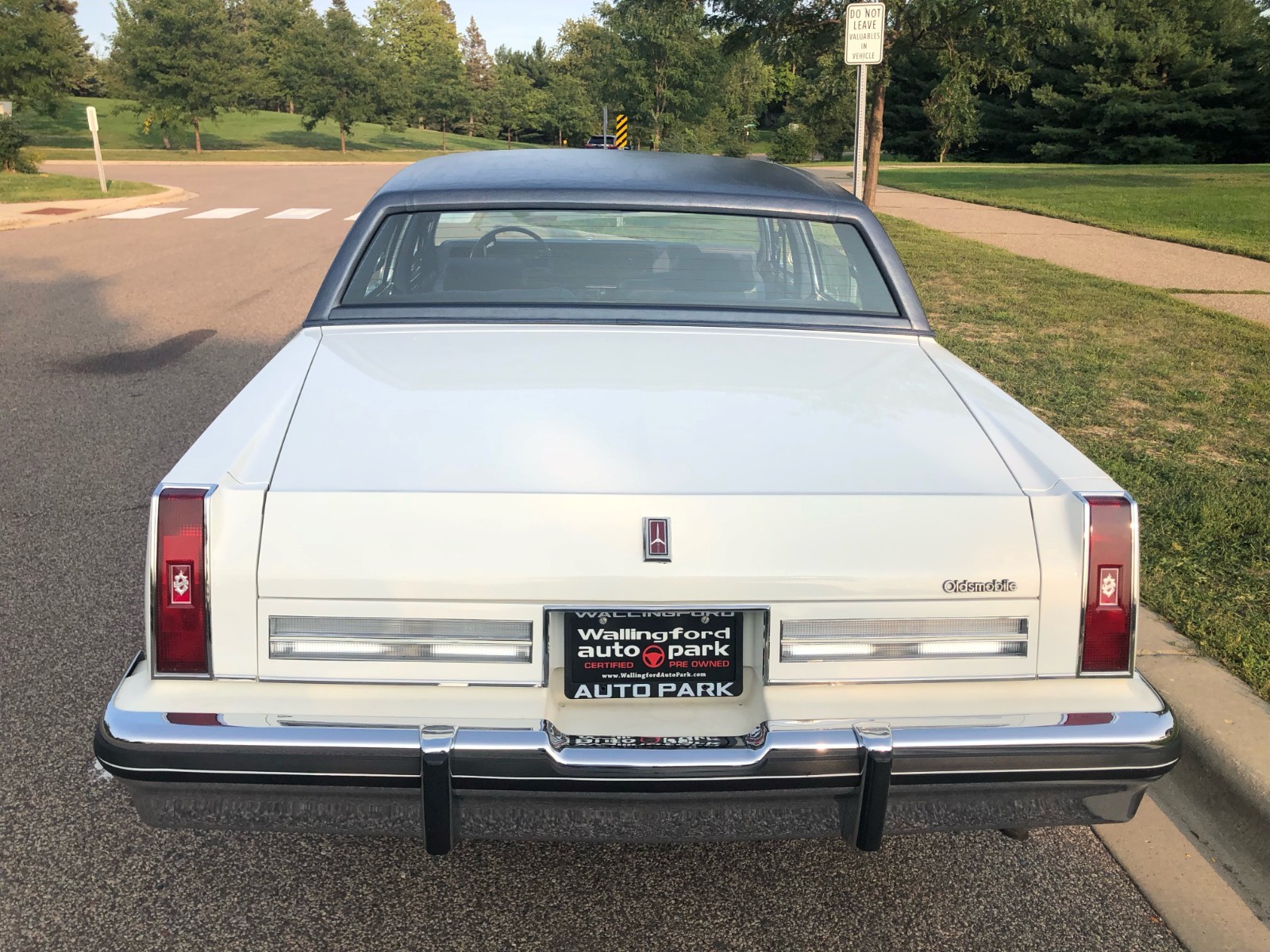 Oldsmobile-Ninety-Eight-1983-Sedan-3