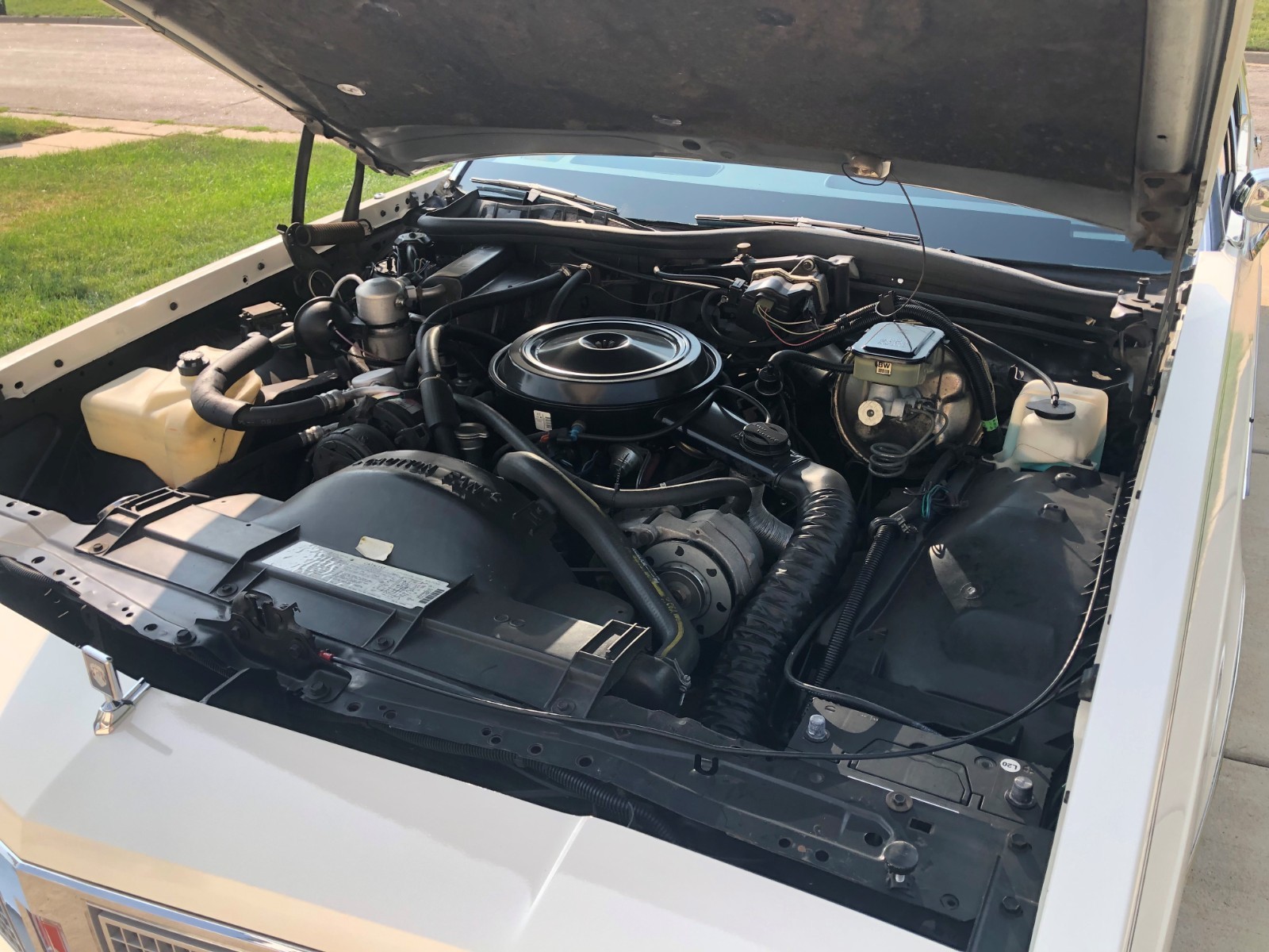 Oldsmobile-Ninety-Eight-1983-Sedan-39