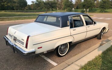 Oldsmobile-Ninety-Eight-1983-Sedan-4