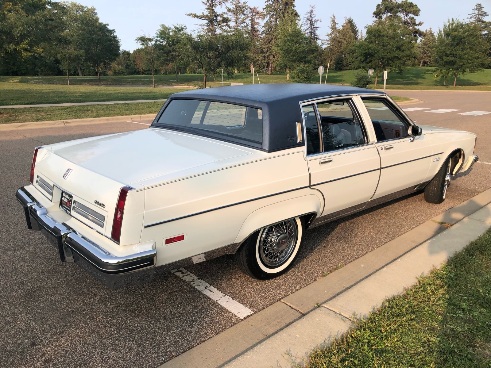 Oldsmobile-Ninety-Eight-1983-Sedan-4