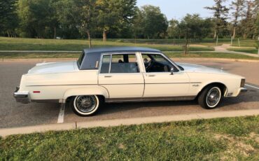 Oldsmobile-Ninety-Eight-1983-Sedan-5