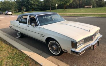 Oldsmobile-Ninety-Eight-1983-Sedan-6