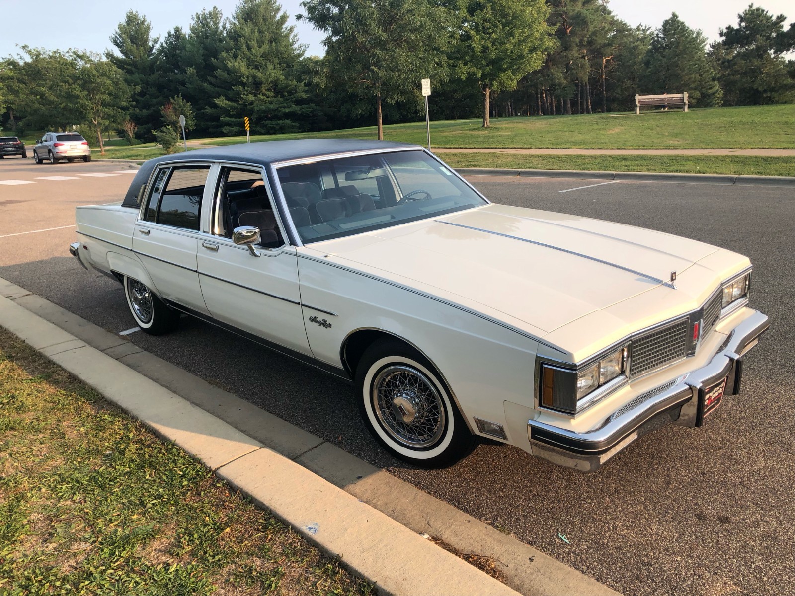 Oldsmobile-Ninety-Eight-1983-Sedan-6