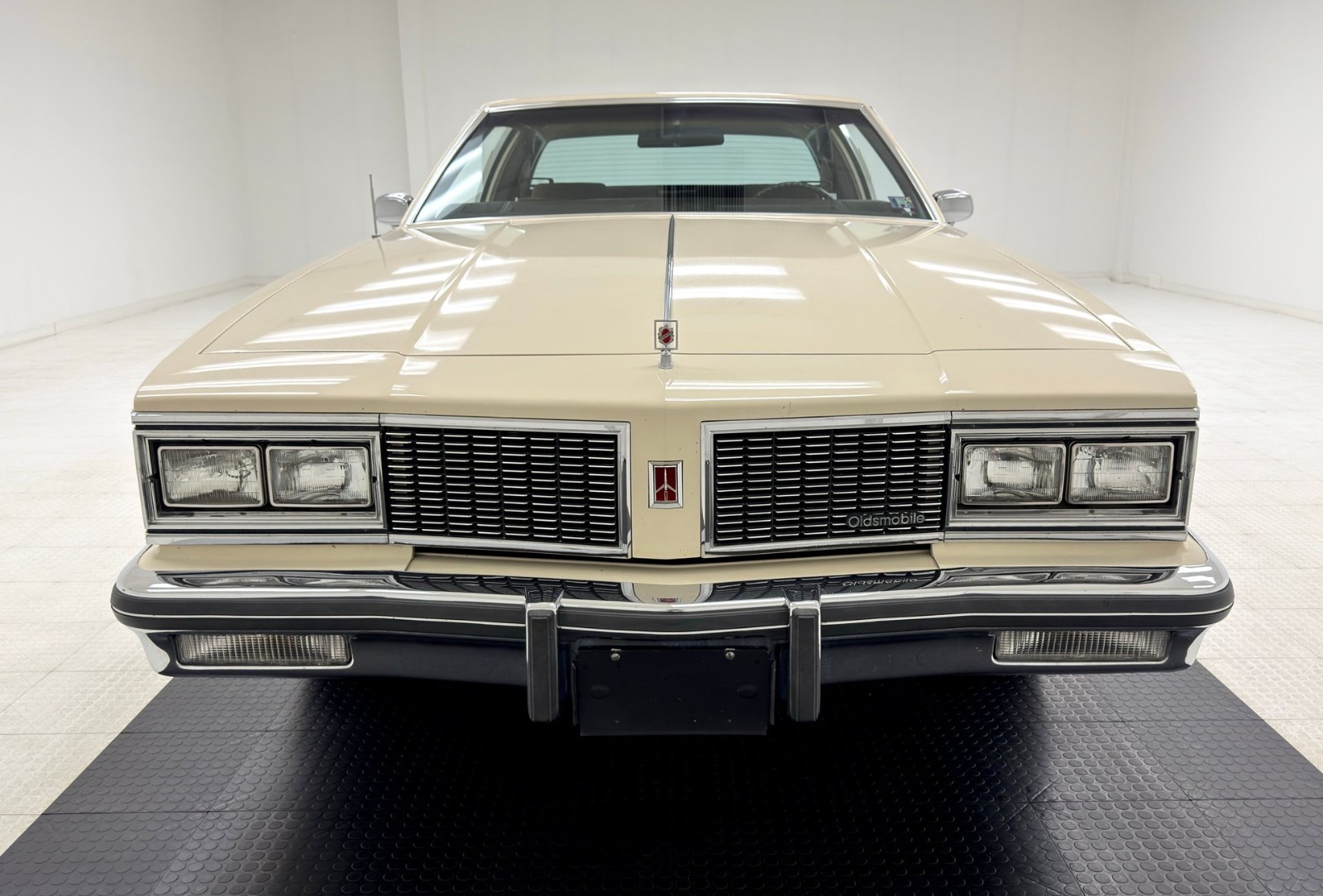 Oldsmobile-Ninety-Eight-1984-Coupe-11