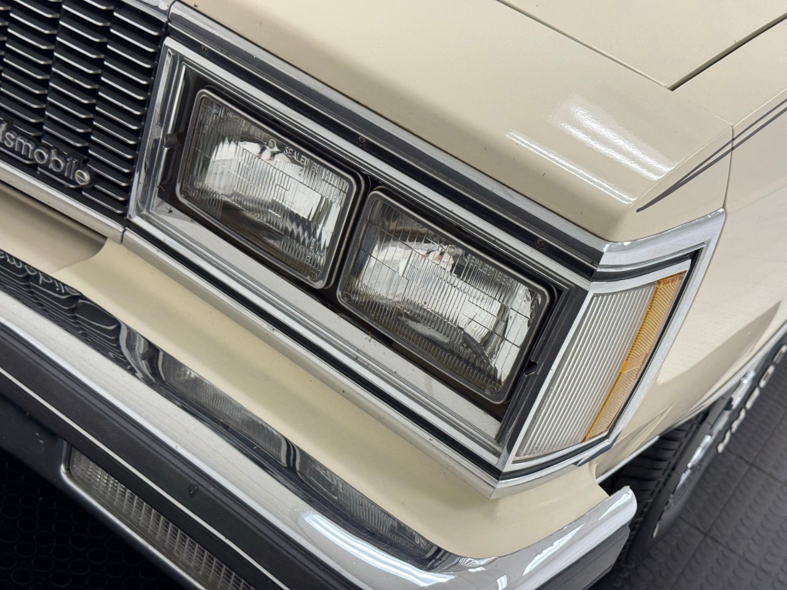 Oldsmobile-Ninety-Eight-1984-Coupe-12