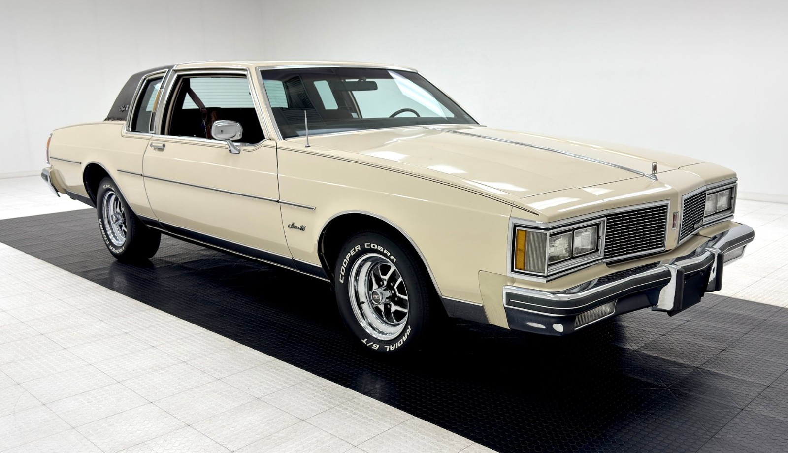 Oldsmobile-Ninety-Eight-1984-Coupe-2