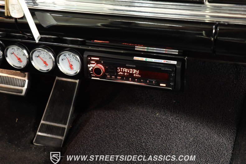 Oldsmobile-Starfire-1966-Black-Black-and-White-33
