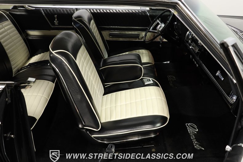 Oldsmobile-Starfire-1966-Black-Black-and-White-39