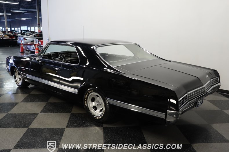 Oldsmobile-Starfire-1966-Black-Black-and-White-4