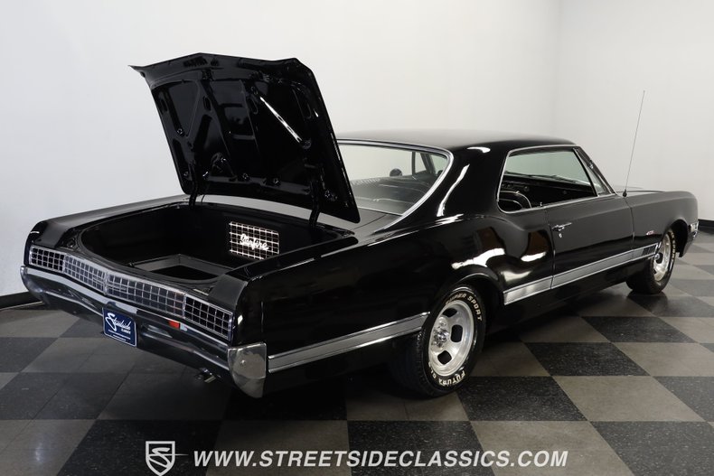 Oldsmobile-Starfire-1966-Black-Black-and-White-45