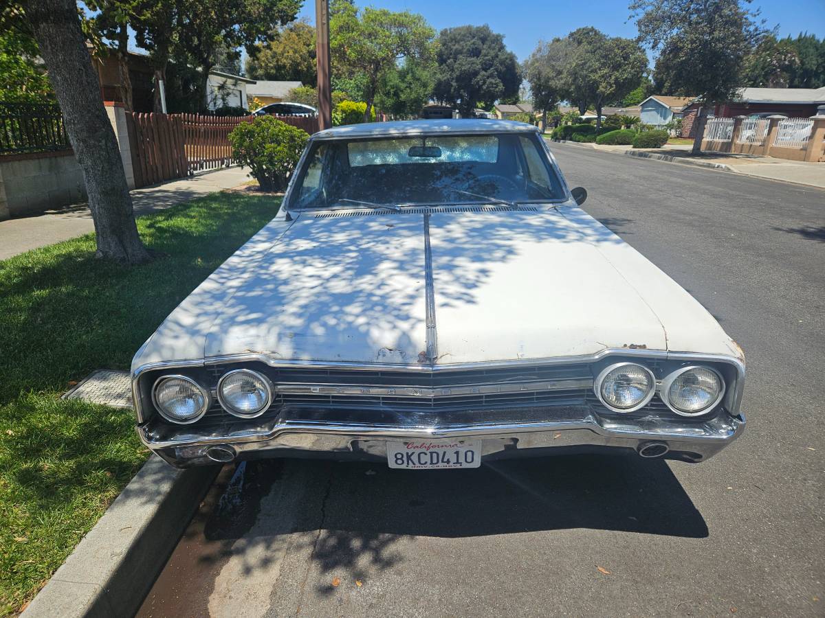 Oldsmobile-cutlass-1964-white-1
