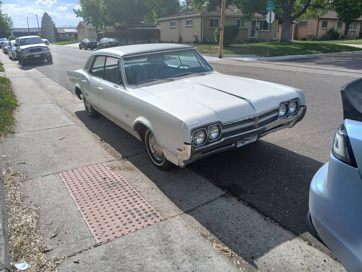 Oldsmobile-cutlass-1966-white-1