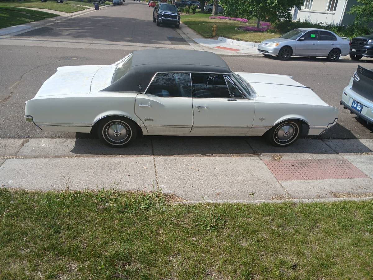 Oldsmobile-cutlass-1966-white-2