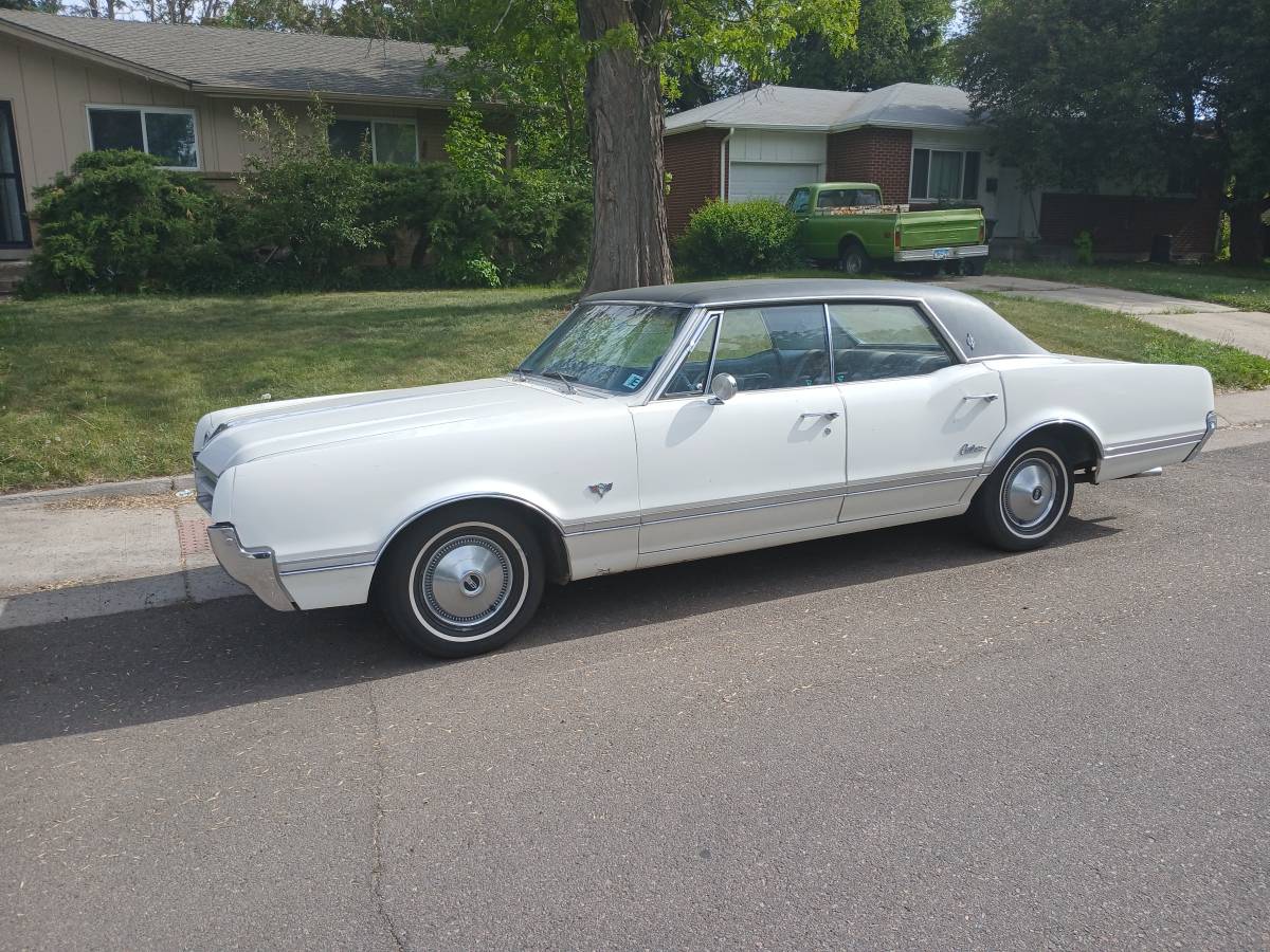 Oldsmobile-cutlass-1966-white