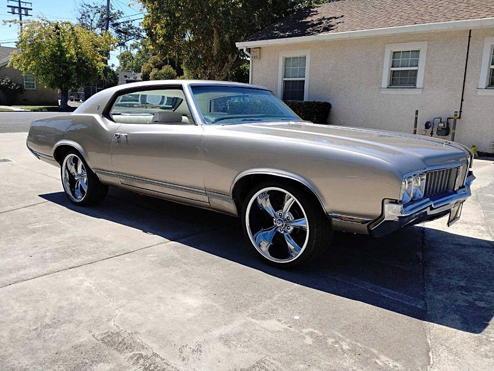 Oldsmobile-cutlass-1970-custom-29