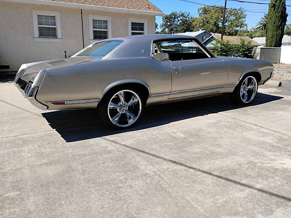Oldsmobile-cutlass-1970-custom-30