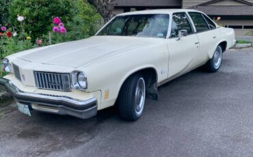 Oldsmobile-cutlass-1975-yellow