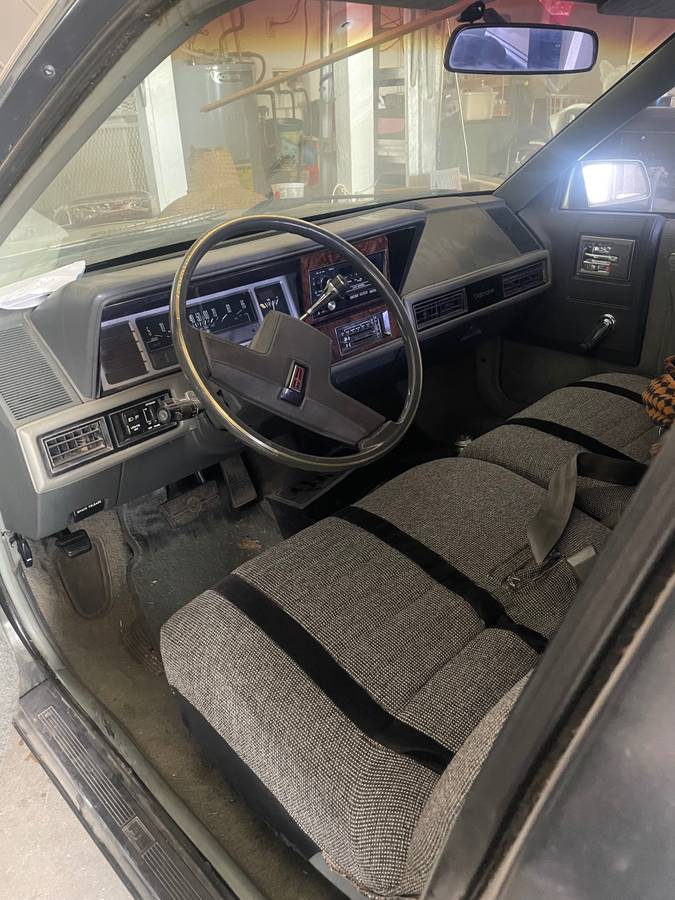 Oldsmobile-cutlass-cruiser-1984-grey-2