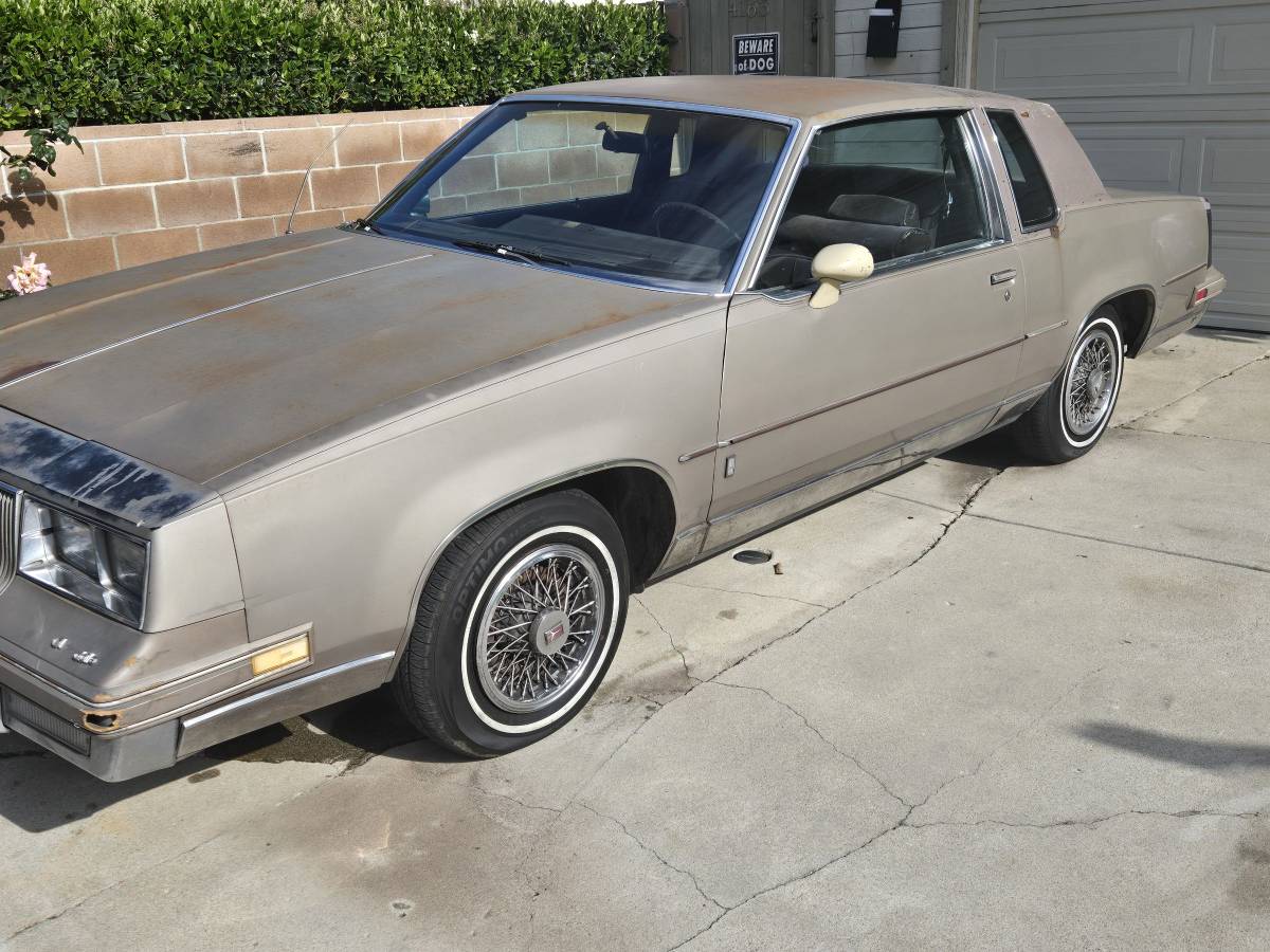 Oldsmobile-cutlass-supreme-1983-brown