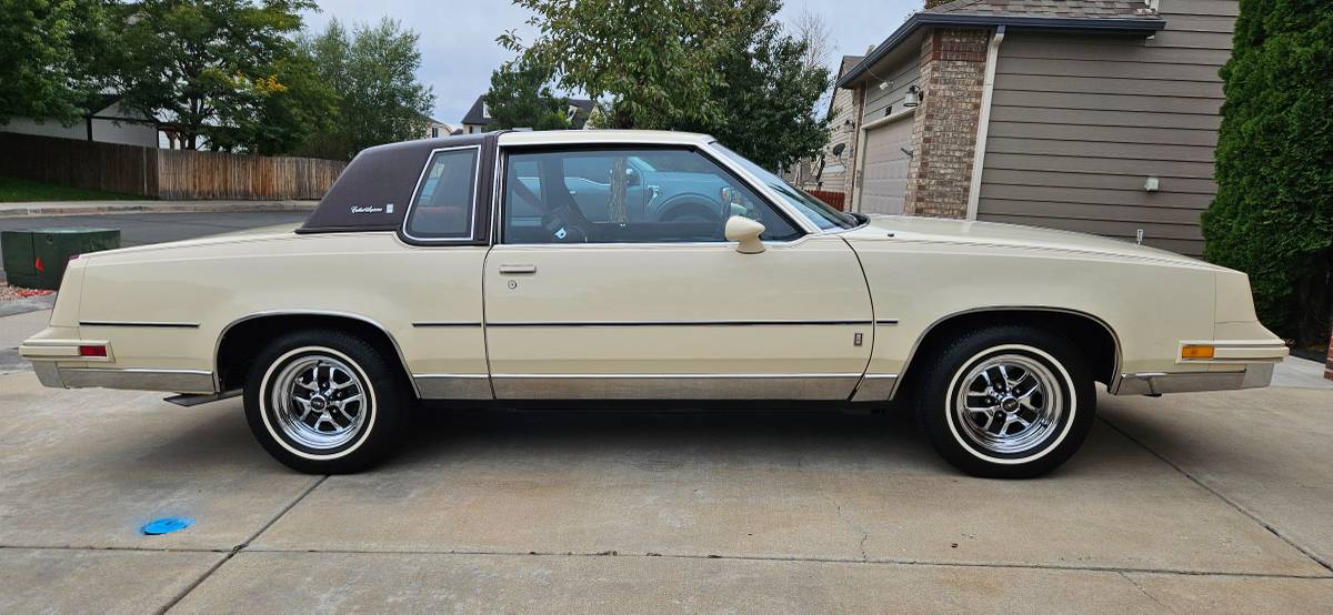 Oldsmobile-cutlass-supreme-brougham-1985-yellow-1