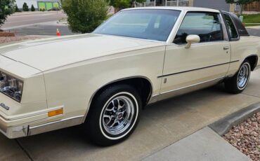 Oldsmobile-cutlass-supreme-brougham-1985-yellow-23