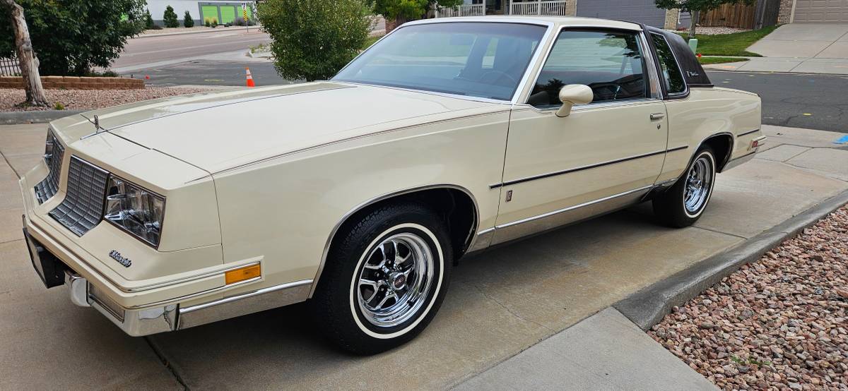 Oldsmobile-cutlass-supreme-brougham-1985-yellow-23