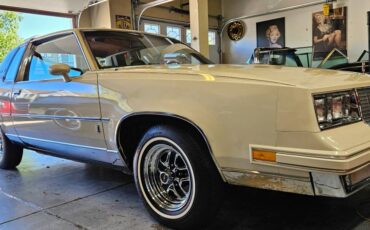 Oldsmobile-cutlass-supreme-brougham-1985-yellow