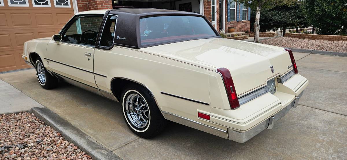 Oldsmobile-cutlass-supreme-brougham-1985-yellow-5