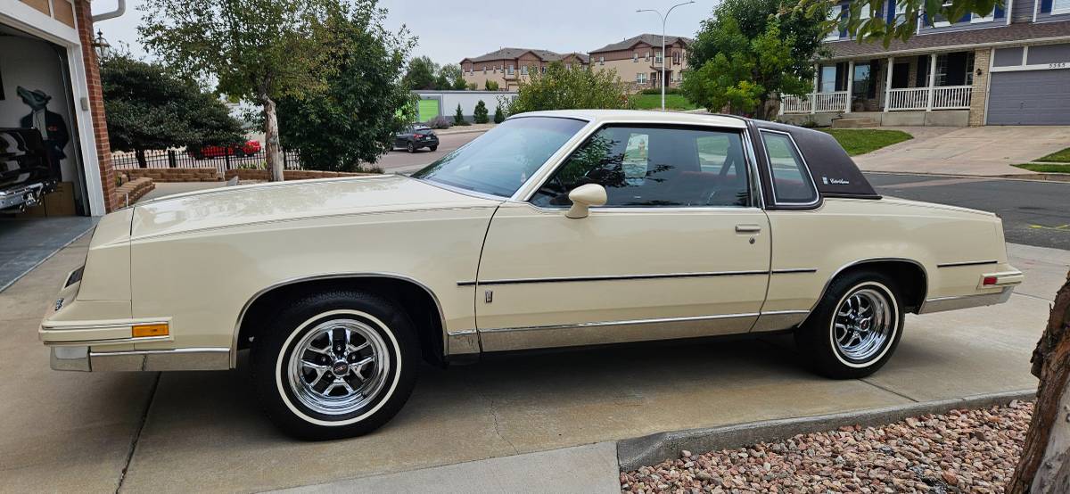 Oldsmobile-cutlass-supreme-brougham-1985-yellow-6