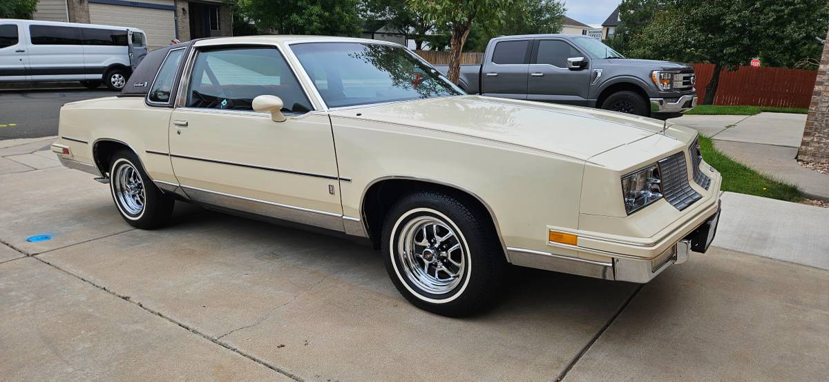 Oldsmobile-cutlass-supreme-brougham-1985-yellow-7