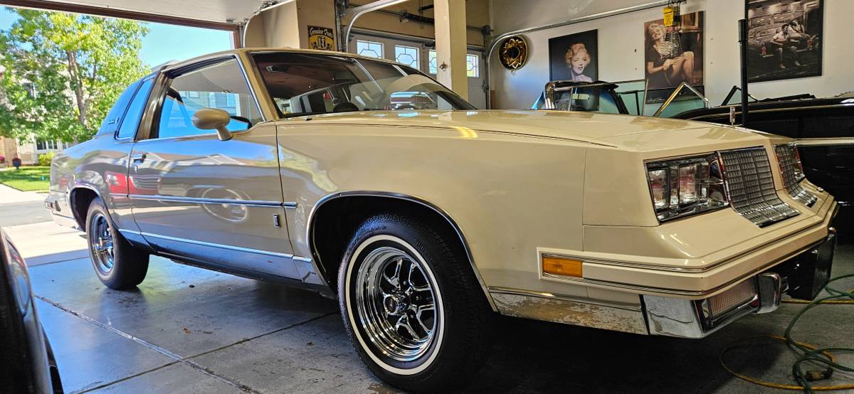 Oldsmobile-cutlass-supreme-brougham-1985-yellow