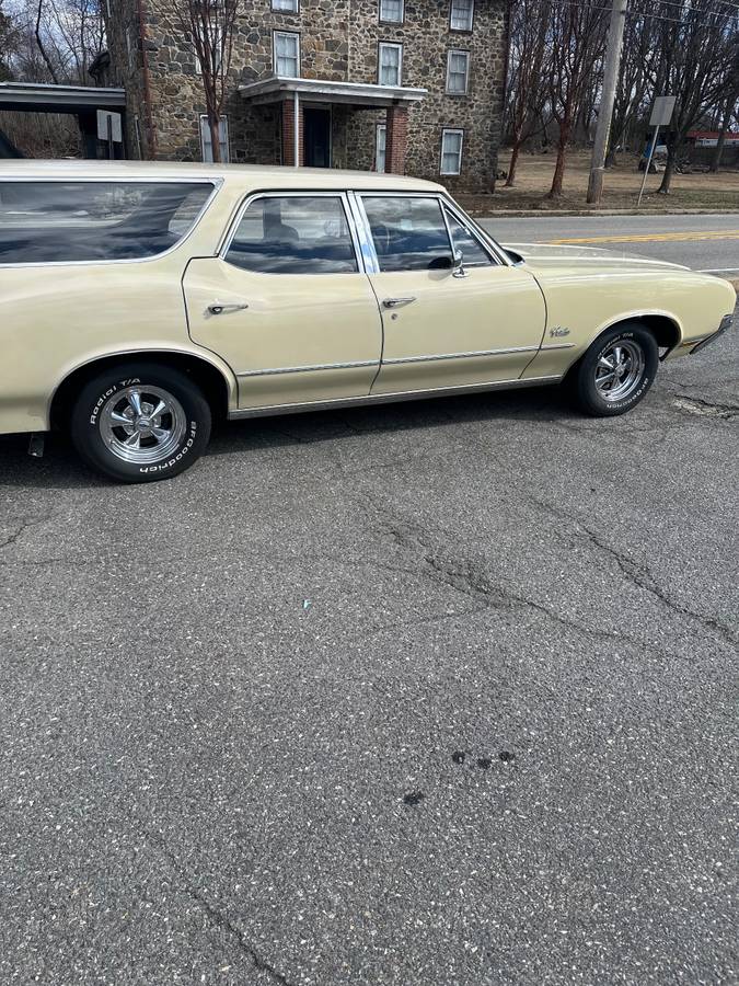 Oldsmobile-cutlass-wagon-1972-yellow-1