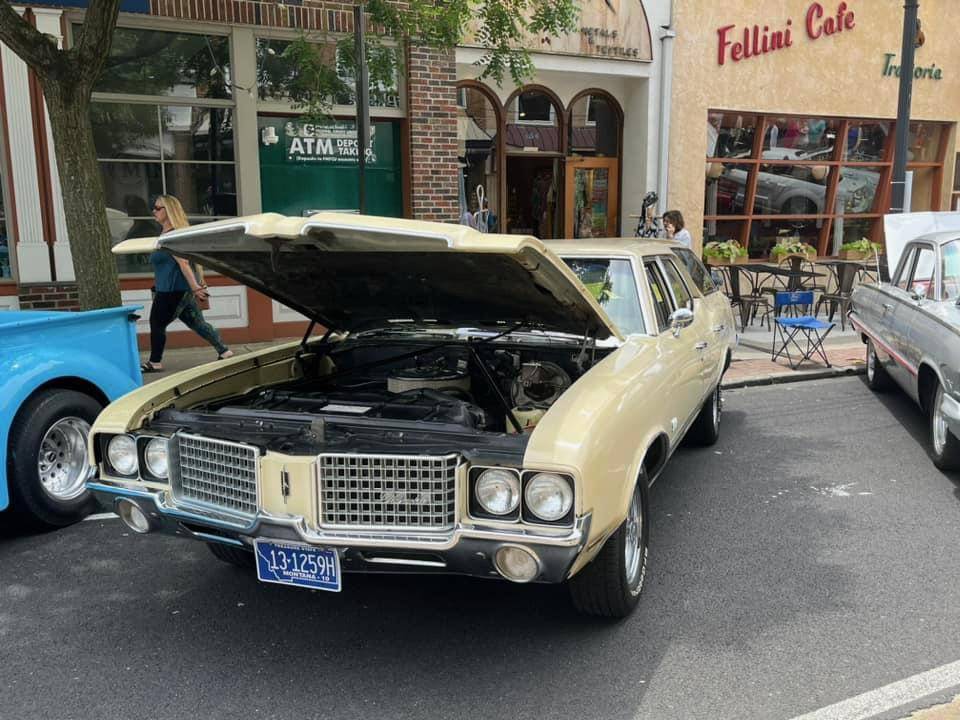 Oldsmobile-cutlass-wagon-1972-yellow-2