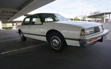 Oldsmobile-delta-88-1989-white-1