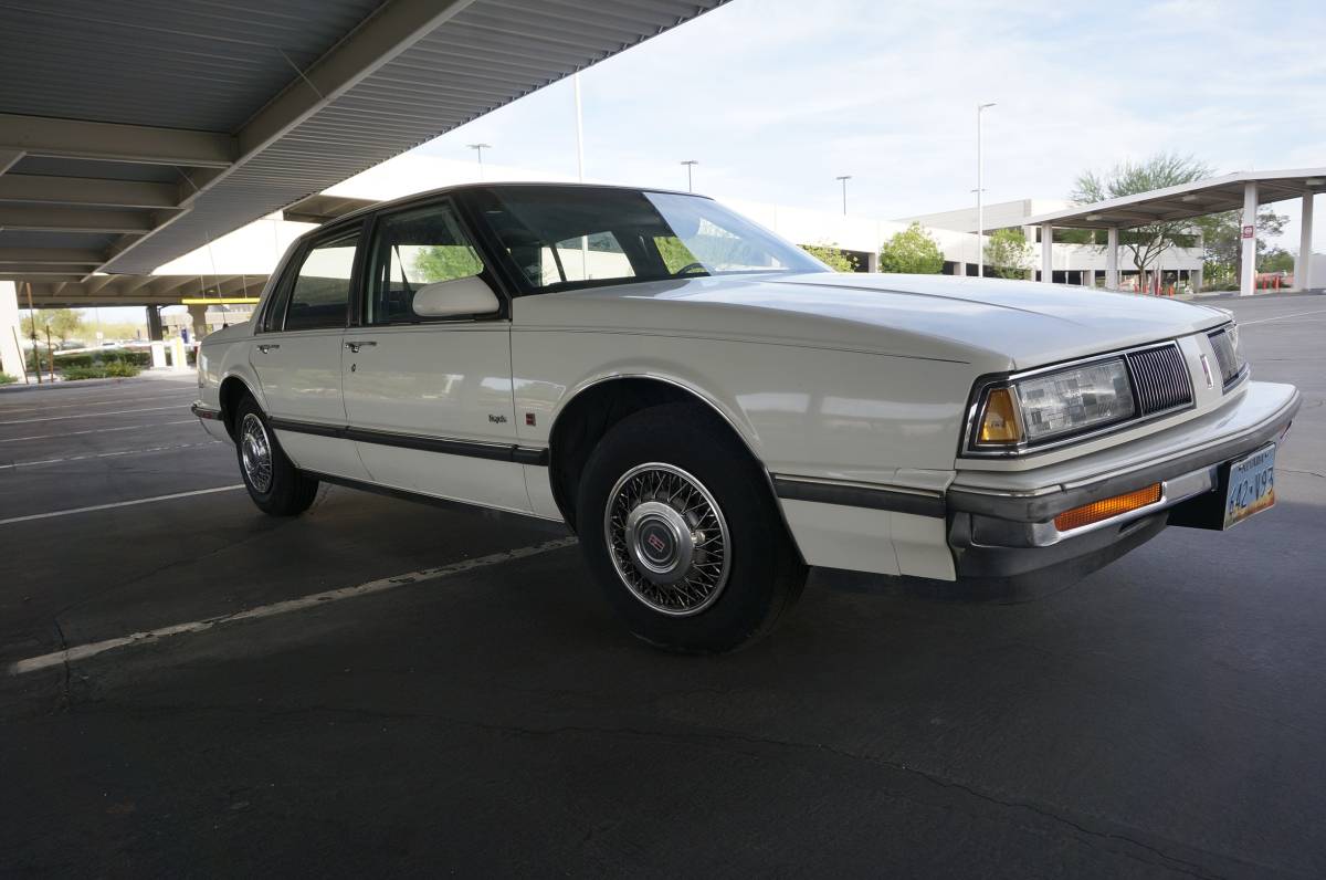 Oldsmobile-delta-88-1989-white-1