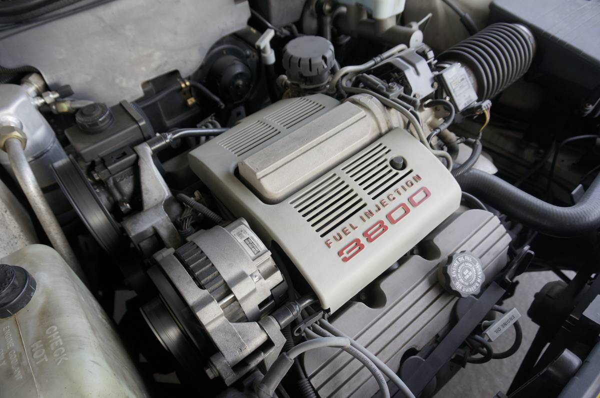 Oldsmobile-delta-88-1989-white-10