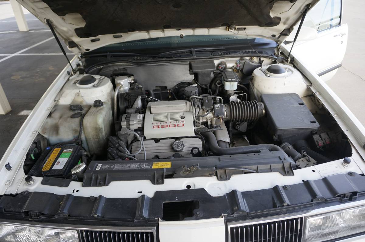 Oldsmobile-delta-88-1989-white-11