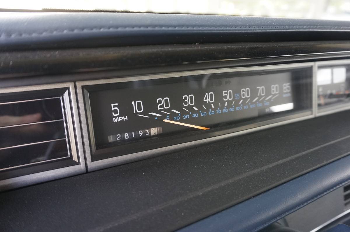Oldsmobile-delta-88-1989-white-12