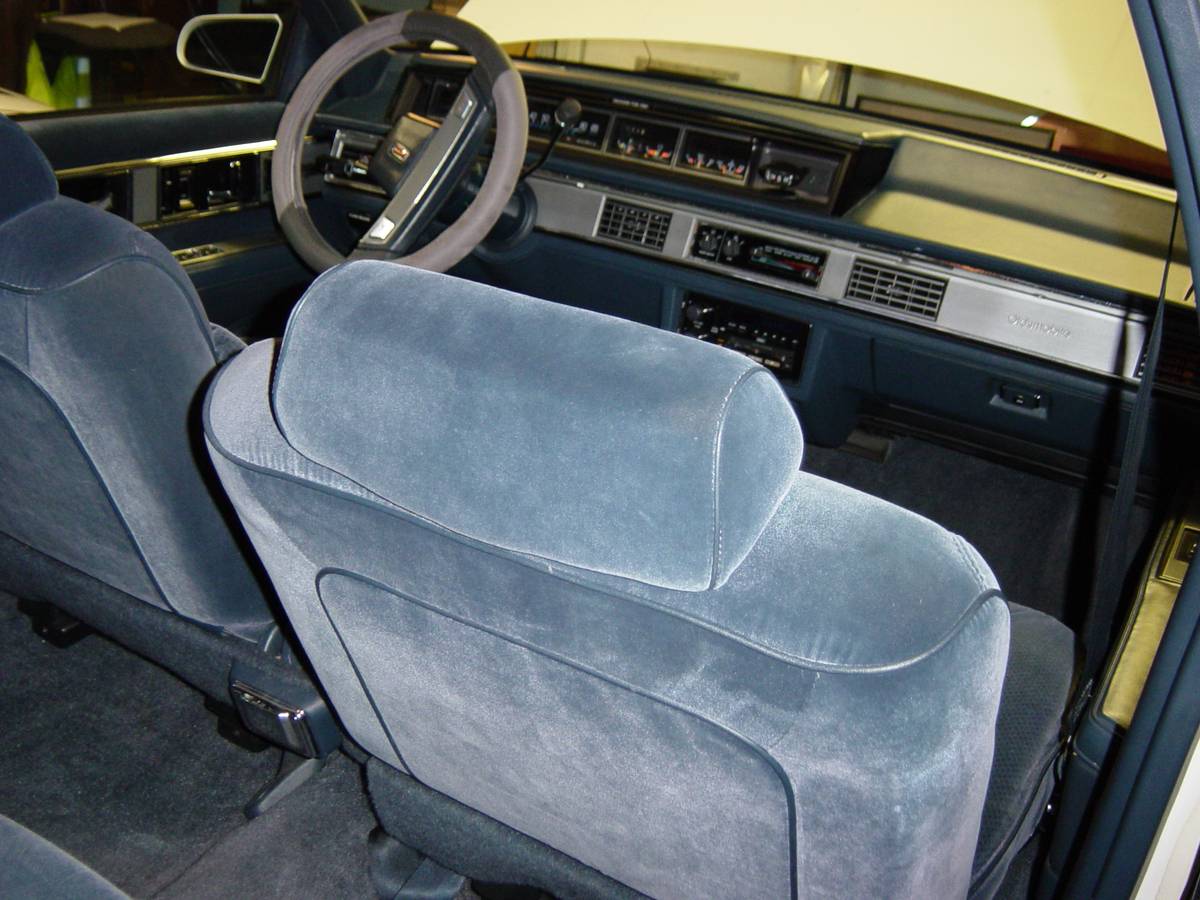 Oldsmobile-delta-88-1989-white-13