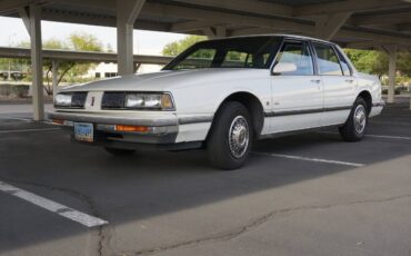 Oldsmobile-delta-88-1989-white-2