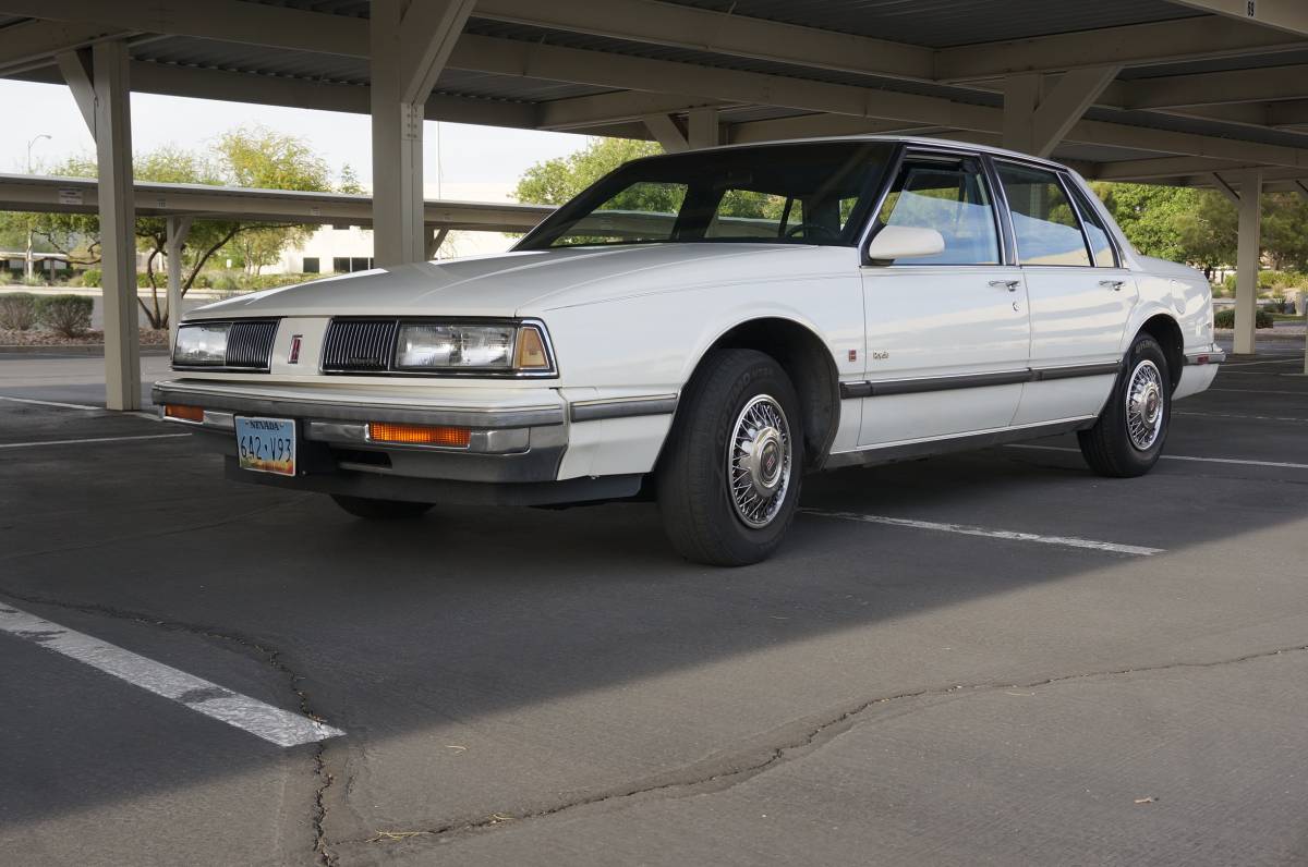 Oldsmobile-delta-88-1989-white-2