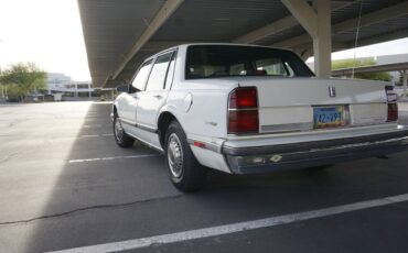 Oldsmobile-delta-88-1989-white-3
